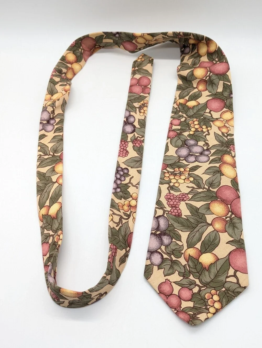 Vintage Van Heusen Cream Green Berry Fruit Cotton Mens Tie
